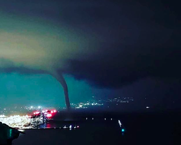 Forte Maltempo Nella Notte Enorme Tromba Marina A Genova Icona Meteo